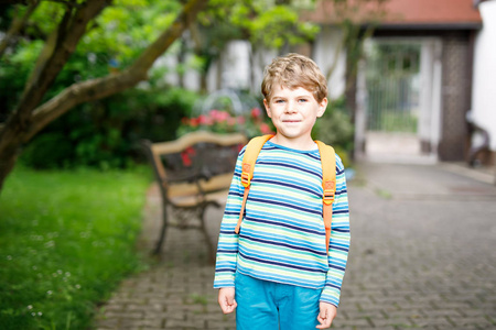 第一天上学的书包的小小孩男孩