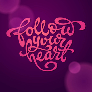 跟随你的心脏排版在深紫罗兰色背景的心脏的形状。用于横幅, t恤, 写生和笔记本封面。矢量插图
