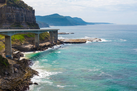 查看665米长的海崖大桥, 一个平衡的悬臂桥沿风景秀丽的太平洋驱动器在 Coalcliff, 新南威尔士州, 澳大利亚