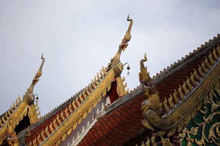 佛教的寺庙，在屋顶上的雕塑装饰