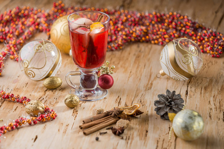 在一个木制的乡村餐桌上, 用香料和水果来装饰红酒。圣诞节时的传统热饮