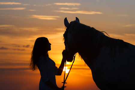 女孩和马男人和女人骑着马,瓦拉纳西,印度马戏团帐篷警告日落和混沌