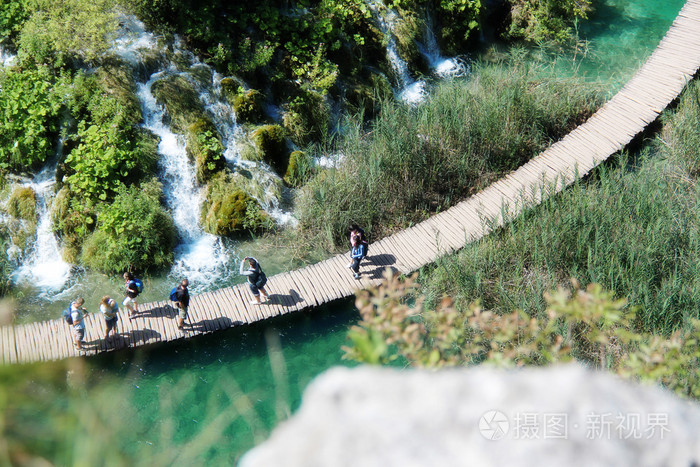 美丽的风景瀑布 岩墙，令人惊叹的自然观在国家公园十六湖Plitvi ka jezera