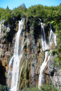 美丽的风景瀑布 岩墙，令人惊叹的自然观在国家公园十六湖Plitvi ka jezera，克罗地亚