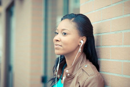 非洲的女人听音乐耳机
