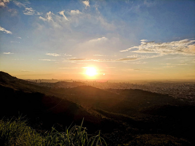 从城市的顶部, 在 Curral 山的夕阳下, 它的山丘, 山谷和建筑物的顶端