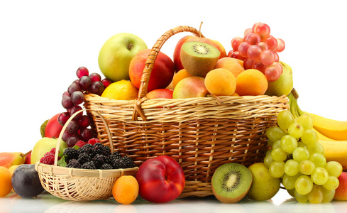 异国情调的水果和浆果在篮子上白色隔离的分类