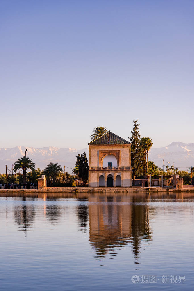 摩洛哥马拉喀什的梅纳拉花园和阿特拉斯山脉