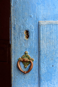 古老的蓝色历史教堂木门在 Sabara, 米纳斯吉拉斯州与其生锈的金属部分