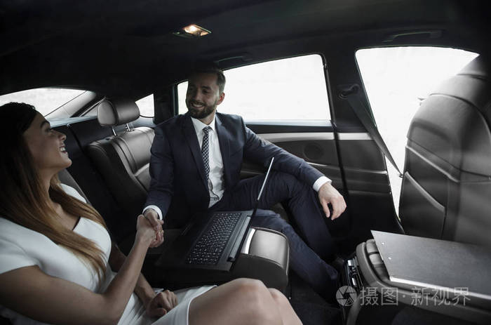 男人和女人在车里握手