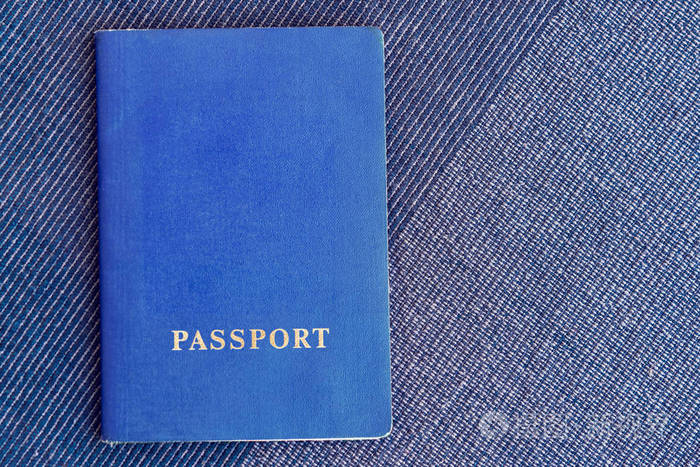 蓝色纺织品背景的两张蓝色护照