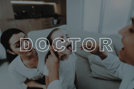 生病的小女孩.孩子感冒了专业 pediatrist.家庭治疗.与疾病抗争.