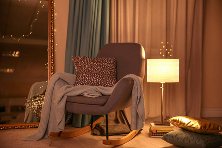 典雅的室内与舒适的摇椅和镜子