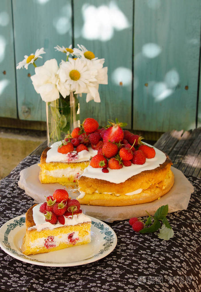 奶油鲜熟草莓海绵蛋糕