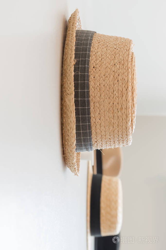 挂在墙上的帽子