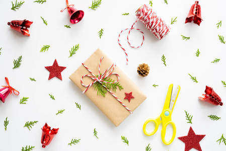 圣诞背景概念。圣诞礼品盒的顶部视图与标签信息, 红星和松树锥白色背景