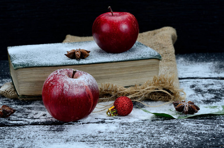 苹果在桌子上的书