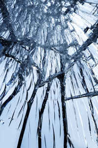 纹理镜面背景覆盖着小而大的裂缝照片