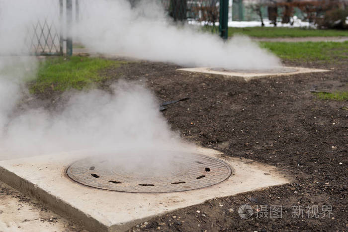 金属孔或金属舱口出的热白蒸汽