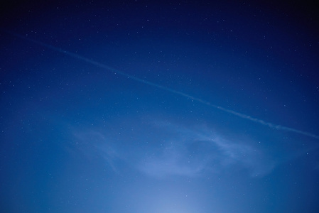 漆黑的夜晚星星的蓝天照片