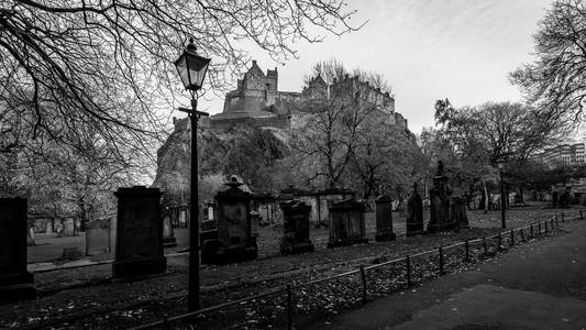 老公墓与爱丁堡城堡在背景