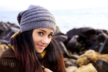 在冬天的女人控股围巾照片