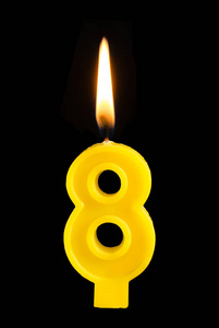 decoratio 的概念燃烧蜡烛的形式为15十五数字 数字, 日期 的蛋糕孤立