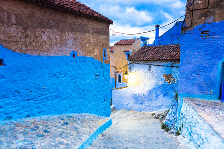 Chefchaouen 蓝色镇街道在摩洛哥