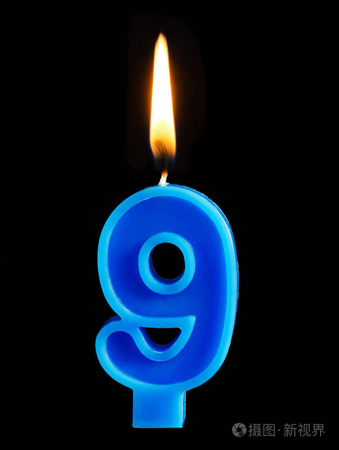 燃烧生日蜡烛的形式9九图为蛋糕隔离在黑色背景庆祝生日周年纪念日