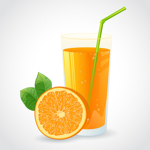 一杯桔子汁和一半的孤立的成熟橙色