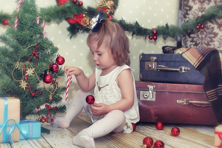 小女孩与圣诞树