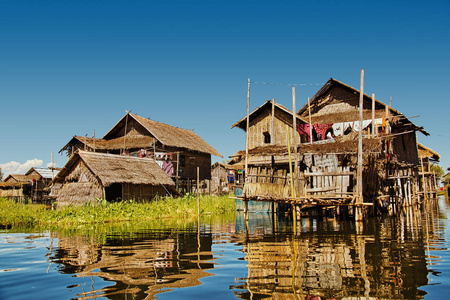 浮动房屋缅甸茵莱湖湖浮动村的房屋观照片