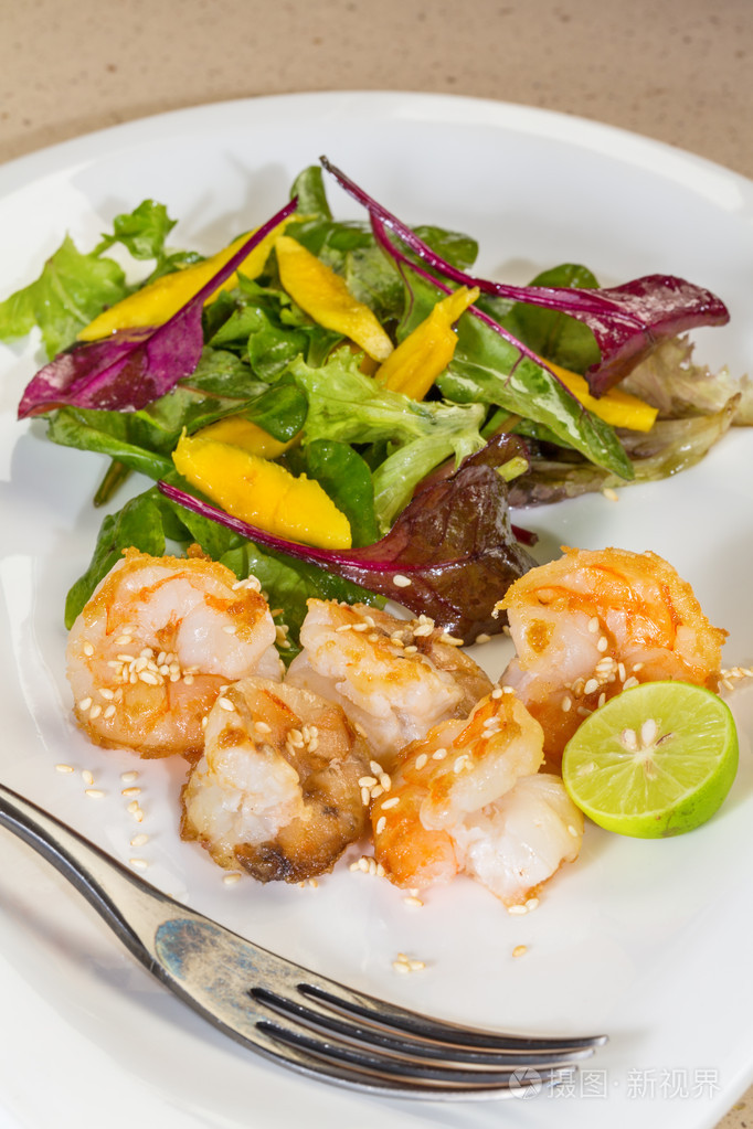 新鲜的沙拉炒虾仁沙拉品种枫叶,芒果 o