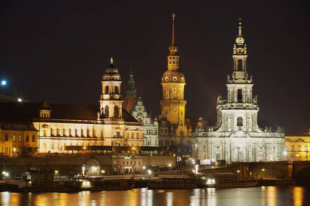 城市的夜看法与皇家宫殿大厦和反射在 Elbe 河在德国德累斯顿