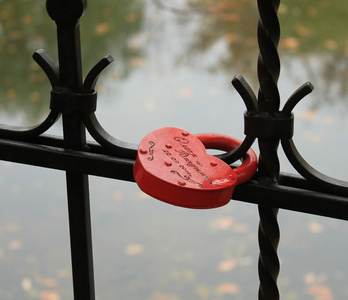 一颗心的形状中的锁。爱的象征