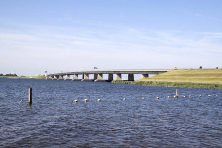 荷兰, Noordoostpolder, 2017年7月 Ketelbrug 是一个800米长的荷兰开启桥, 这是一个连接 N