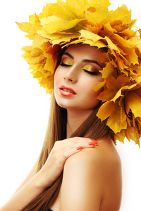 美丽的年轻女子，与黄色秋季花圈，孤立在白色