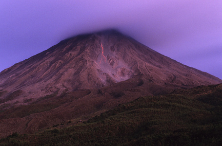 在晴朗的日子在哥斯达黎加阿雷纳尔火山