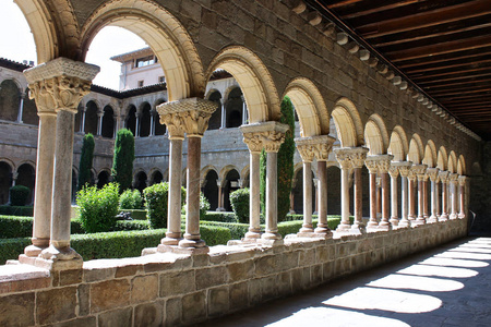 里波列斯西班牙加泰罗尼亚里波尔圣玛丽修道院的回廊照片