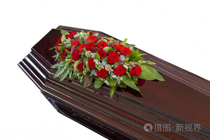 盖上有美丽花束的棺材在白色背景上隔绝