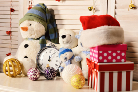 圣诞装饰在喜庆的房间。雪人和泰迪熊
