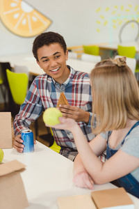 高中学生午餐时在学校食堂聊天图片