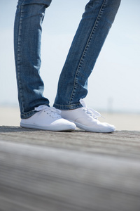 女性腿站立户外舒适白色鞋图片