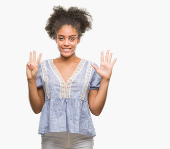 年轻的美国黑人妇女在孤立的背景显示和指向手指数八, 而微笑着自信和快乐
