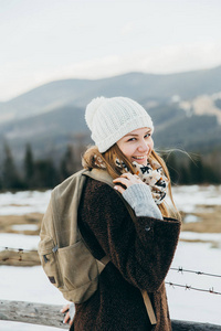 在山上的年轻女子旅行者。自然