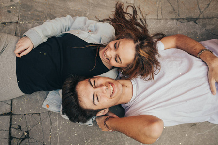 夫妇在公园玩得很开心.情人节照片