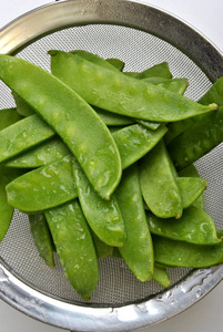 新鲜有机豌豆，也称为管理单元豆苗
