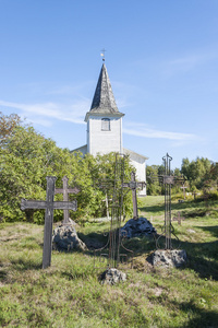墓地十字架和白色的教堂图片