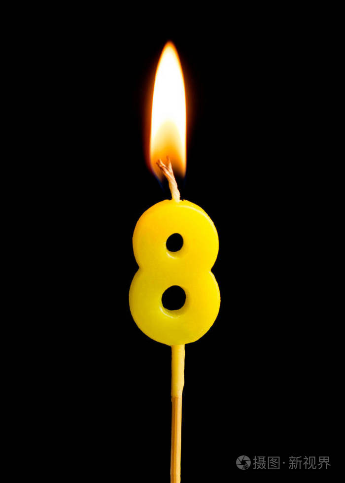 燃烧蜡烛以八个数字 (数字, 日期) 的形式在黑背景被隔绝的蛋糕.