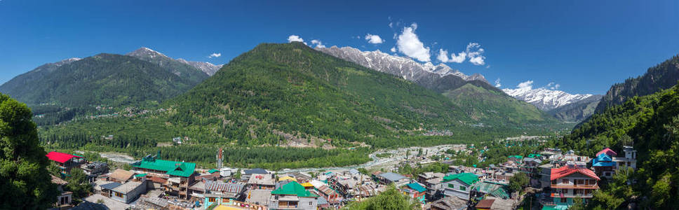 美丽的全景 Vashisht 村庄和卢谷, 印度